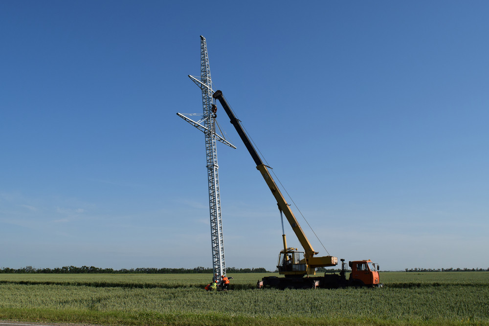 Versatile Digger Derricks