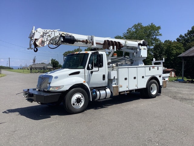 Digger-Derricks-Regular-Maintenance-min