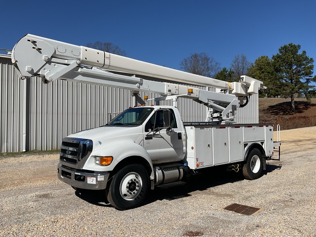 Choose the Right Bucket Truck for Your Business Needs